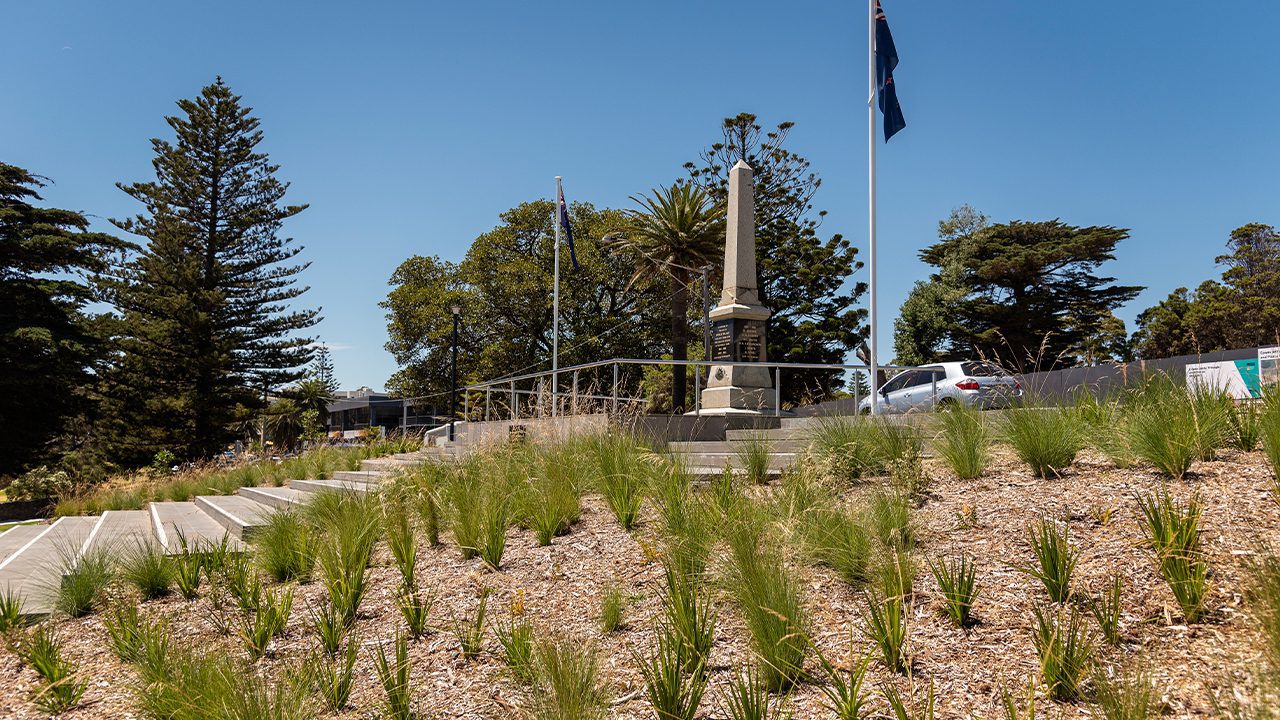 Svg+xml;charset=utf — tract Cowes foreshore